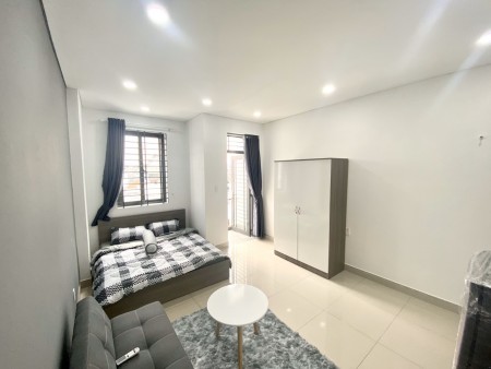 Cho thuê căn hộ quận 1 ban công gần CV Lê Văn 8.