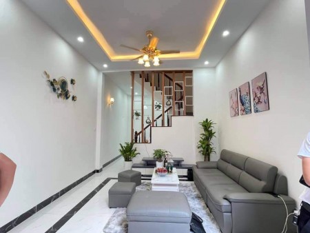 Bán nhà Nguyễn Ngọc Vũ Cầu Giấy ô to đỗ cổng dt 35m2 x 4 tầng hơn 4 tỷ, nhà cực đẹp