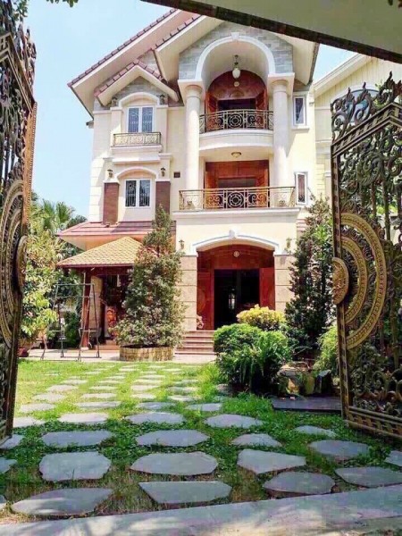 Mặt đường Trần Hưng Đạo, khu nhà vườn, gần 9000m, ngang 68m, Phường 5, Thành phố Cà Mau, giá chỉ 65 tỷ.