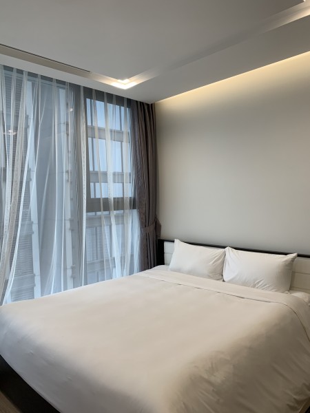 Bán Vinhomes Metropolis, 2 phòng ngủ, view trực diện ra Hồ Tây, full nội thất, giá có thương lượng.