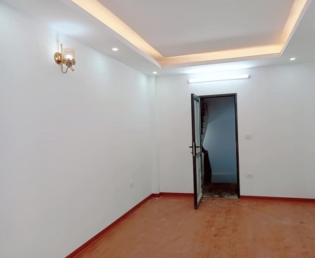 Cần tiền bán gấp nhà Ngô Gia Tự, Long Biên, 43m2 x 4 tầng x 2 tỷ 9 Liên hệ 0944267031