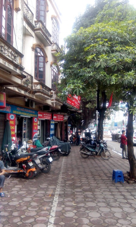 Mặt phố Đại Cổ Việt Hai Bà Trưng kinh doanh vỉa hè rộng 350 triêu/m2.