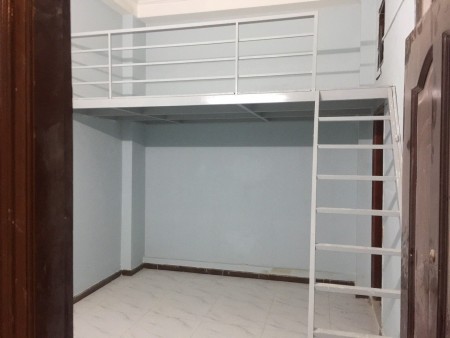 Còn phòng có máy lạnh, gác, cửa sổ. Tô Hiến Thành Q10. Giá: 3.4tr/th