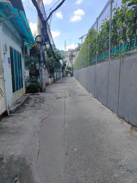 Gần 30m2, 2 tầng Vòng xoay Hàng Xanh chỉ hơn 3 Tỷ, nhà chính chủ ở ngay