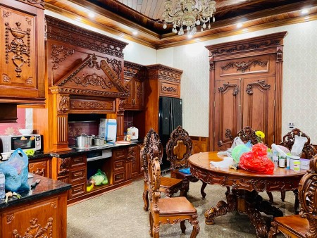 Bán nhà chia tài sản Nguyễn Văn Lộc diện tích 200 m xây 3 tầng mặt tiền 9 m lô góc giá 15 tỷ