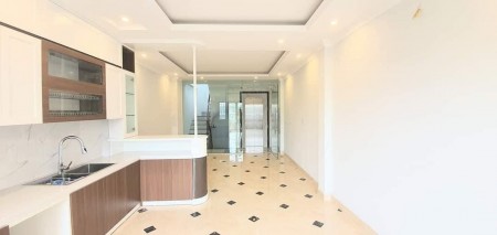 Bán nhà mặt ngõ gần đường Hoàng Quốc Việt, dt 40m2, 5 tầng, mt 4m, giá 3.2 tỷ