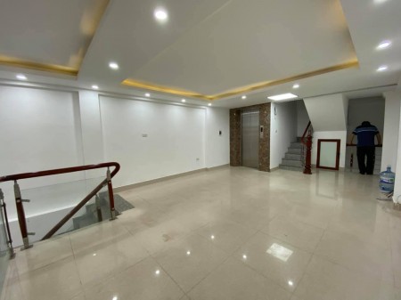 Cho thuê sàn văn phòng phố Nam Đồng Đống Da Diện tích: 100m2, xây 7 tầng, hầm để xe, mặt tiền 5m