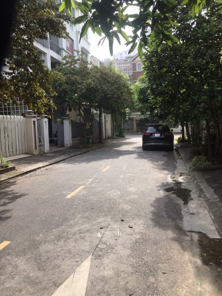 Cho thuê nhà đẹp khu Bộ Quốc Phòng Thạch Bàn 75m2, thỏa thuận.