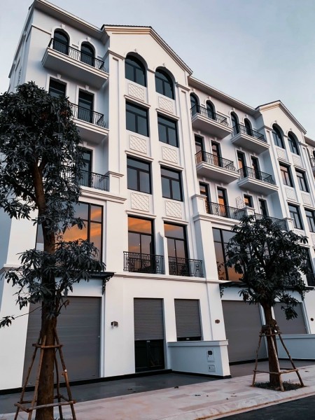 Cần bán căn nhà phố 84m2 Manhattan tại Vinhomes Grand Park giá 14 tỷ/ căn đã bao gồm thuế phí sang nhượng.Liên hệ 0363583647