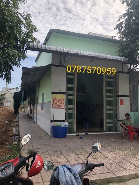 Trả nợ ngân hàng bán gấp nhà trọ 300m2, mặt tiền đường nhựa, đất tại kcn sát chợ