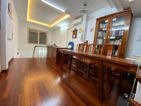 Bán nhà 184 Hoa Bằng Cầu Giấy, chủ tặng nội thất xịn, dt 30m2, 6 tầng, giá 4.4 tỷ