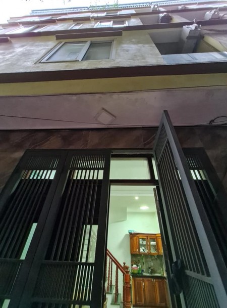 Bán nhà Hoàng Mai, ô tô tránh trước cửa, dt 32m2, giá 3.5 tỷ, lh 0375469720
