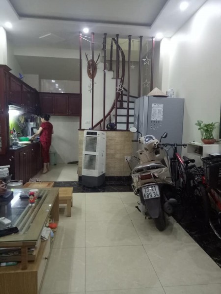 Bán nhà chính chủ nguyên căn Phố Trạm diện tích 35m2, 4 tầng nhỉnh 2 tỷ