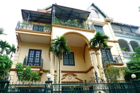 Bán đất tặng nhà 4 tầng mặt Hồ Tây, diện tích 210m2, mt 13m, giá 92 tỷ