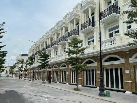 Bán nhà mặt tiền kinh doanh gần Vincom Dĩ An sổ hồng, giao nhà hoàn thiện