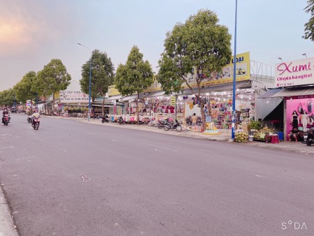 Tôi cần bán lô đất 150m2, gần mặt tiền đường nhụa, 42m, xung quanh khu dân cư đông đúc, sát chợ