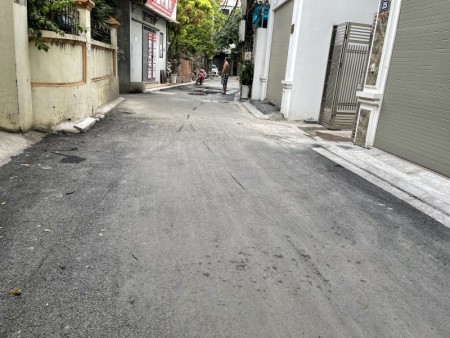 Bán nhà cấp 4 đang có phòng trọ cho thuê tại Giang Biên, ô tô vào tận nhà, giá rẻ.