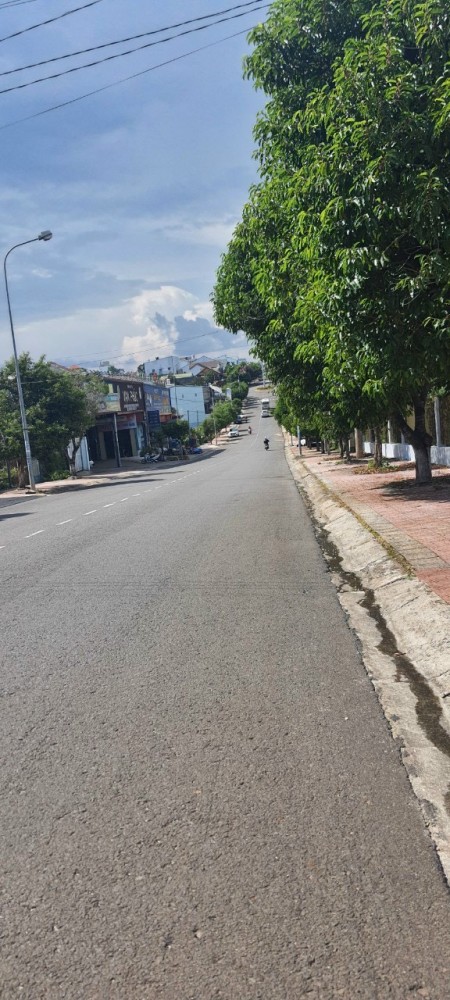 11.5 tỷ có ngay nhà 292m2, mặt tiền 10m, đường Đinh Tiên Hoàng, phường 1, thành phố Bảo Lộc