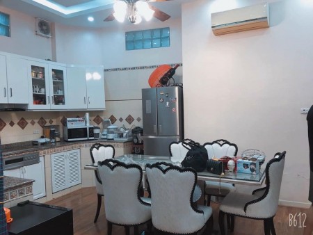 Bán nhà Cầu Giấy, DT: 33m2 x 5 tầng, MT: 7m, giá: 3.2 tỷ, tặng full nội thất