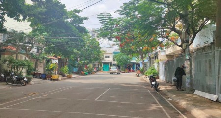 Bán Gấp nhà Giá Tốt tiện xây mới HXH Hoàng Hoa Thám DT 4x26 vuông vức