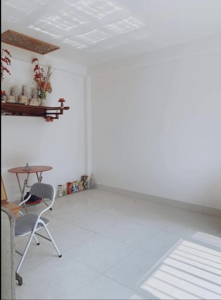 Bán nhà Đê La Thành, Đống Đa, Ôtô đỗ cách 10m. DT 26m2, giá 1.86 tỷ.