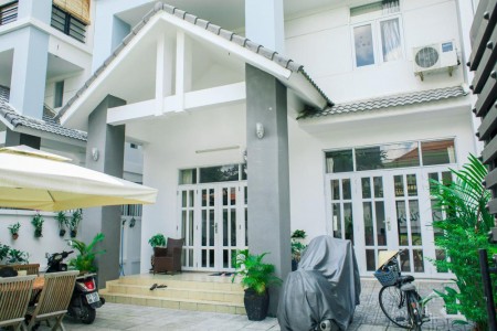 Cho thuê biệt thự trệt 3 lầu sân rộng Nguyễn Duy Hiệu Thảo điền (MS:156.112.134)