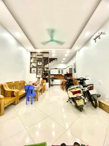 Bán nhà Giải Phóng 40m2, gần phố, mặt tiền 5m, chủ tự xây tâm huyết mới đẹp ở ngay