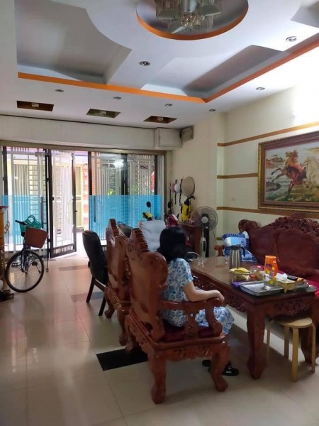 Bán nhà Lạc Long Quân, DT: 45m2x 5 tầng, MT: 4,4m, giá: 4,5 tỷ, 10m ra mặt phố