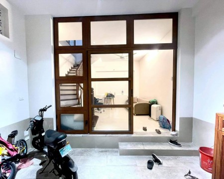 Nhà mới coong Cầu Giấy 54m2, 5 tầng đúc, mt 4m, ngõ thông chỉ 3.7 tỷ