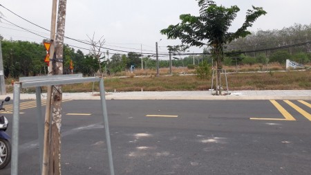 Bán lỗ, rẻ hơn thị trường 50tr, mặt tiền DT742, 100m2, full tc