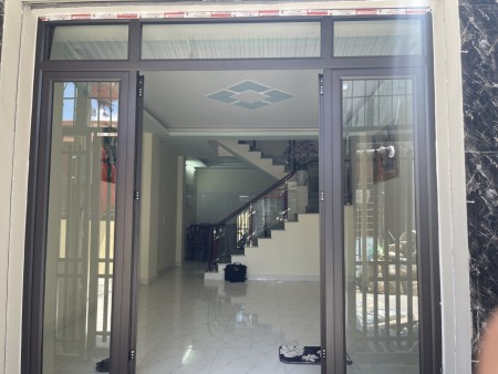 Gia chủ chuyển công tác mới cần bán căn nhà, nhà mới toàn bộ nội thất, giá 1.94 tỷ