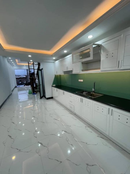 Bán nhà Quan Hoa 53m2, 5 tầng, giá 7.6 tỷ. Lô góc gara nở hậu