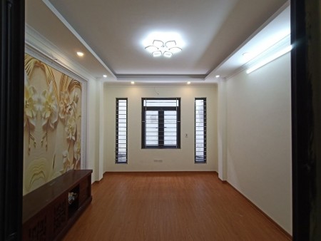 Chính chủ nhờ bán nhà Ngõ 36 Hoàng Cầu 68m2 nhà 5 tầng mặt tiền 4.8m, gia bán 9.5 tỷ các hồ hoàng cầu 40m.