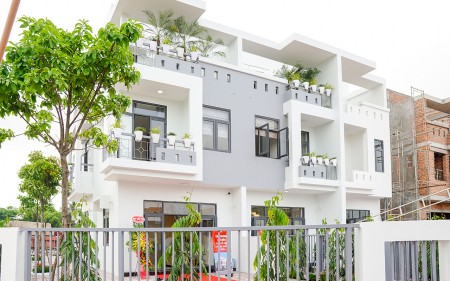 Bán nhà nguyên căn đúc kiên cố 1 trệt, 2 lầu, giá 900 triệu, tặng 2 chỉ vàng
