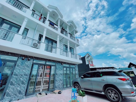 Nhà cực đẹp ngay khu công nghiệp chợ siêu thị suất ngay chợ sầm uất giá cực sốc