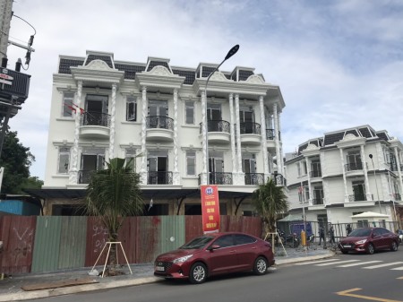 Bán nhà phố thương mại 1 trệt 2 lầu trung tâm TP Dĩ An, Bình Dương