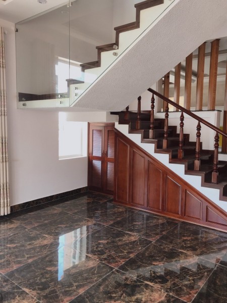 Bán biệt thự Nam Hồ, phường 11 Đà Lạt, sân xe lớn, view bao đẹp