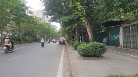 Tòa nhà mặt phố Láng Hạ, Đống Đa. Vỉa hè, oto, KD. 135m2, 7T, MT6m, 43 tỷ