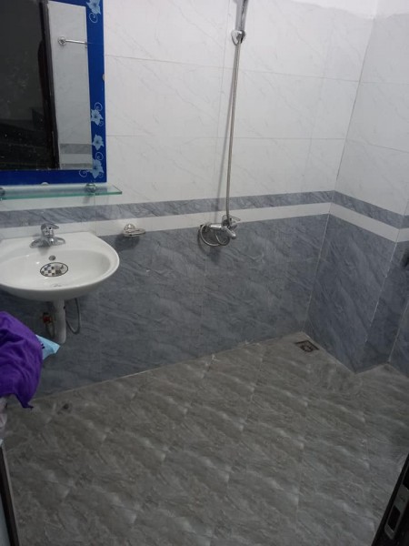 Cần tiền bán nhà ngõ Lĩnh nam mới xây, 4 tầng 30 m2 2.35 tỷ