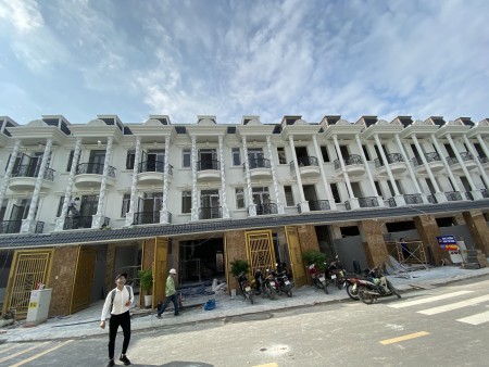 Bán nhà phố thương mai vị trí đẹp TP Dĩ An, Bank hổ trợ vay 70% Lh 0963325643