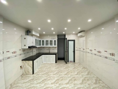 Bán nhà mặt phố Phạm Văn Đồng, 33m, 5 tầng, mặt phố to, mặt sau ngõ 2m, vỉa hè, giá 8.7 tỷ