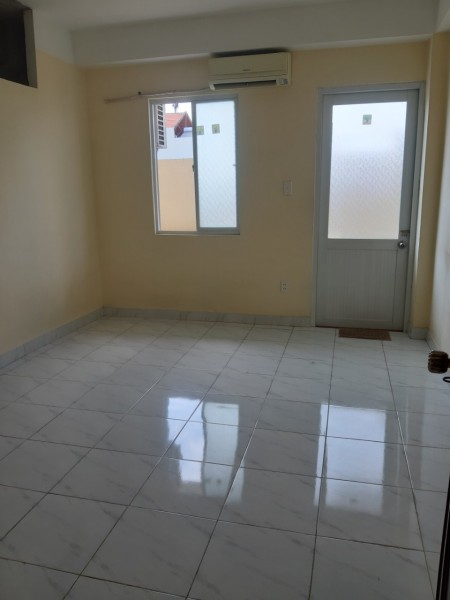 Cho thuê phòng trọ Quận 7 có bán công lớn, cửa sổ, máy lạnh, giá từ 2tr
