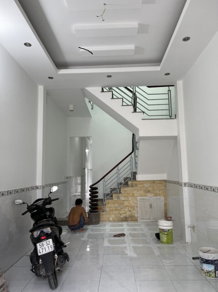 Nhà mặt tiền đường Lê Thiệt, mới 99%, giá 13 triệu/tháng, 2 lầu, sân thượng