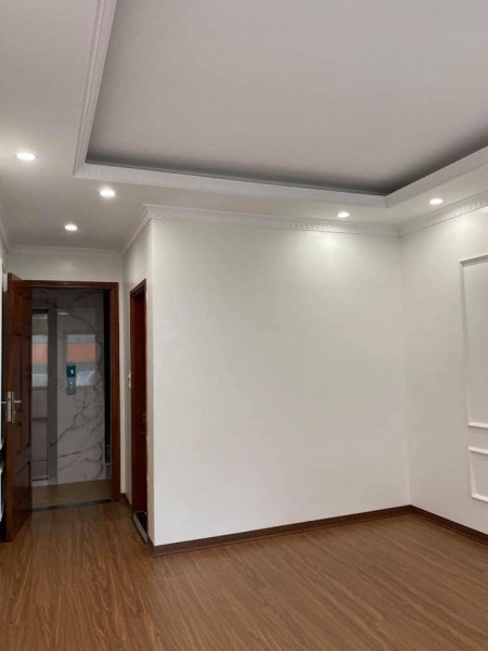 Cần bán nhà phố Hoàng Đạo Thành, Thanh Xuân, ngõ ô tô đỗ cửa 70m2, 7 tầng, giá 10.8 tỷ