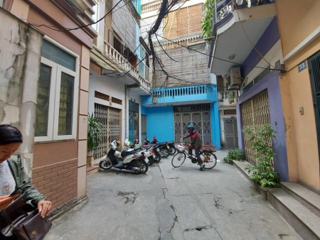 Cần bán nhà gần chợ mơ Bạch Mai 3 tầng, mt 4,5m, giá 2,9 tỷ.