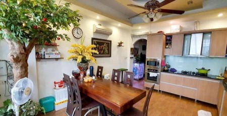 Rẻ nhất phố, Bán nhà Văn Cao .Ba Đình 5 tầng Giá 3.2 tỷ