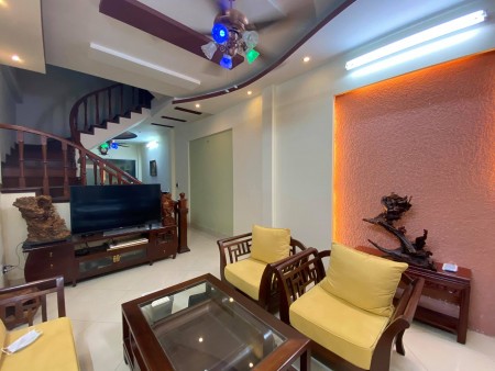 Bán rẻ như tặng nhà siêu phẩm, trung tâm Cầu Giấy dt 55m2, 5 tầng ô tô tải qua nhà