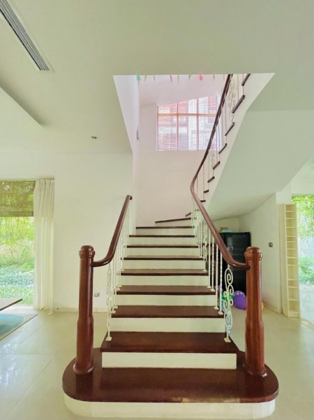 Cho thuê biệt thự T3 Ciputra, diện tích rộng, không gian hòa hợp với thiên nhiên, giá có fix sâu.