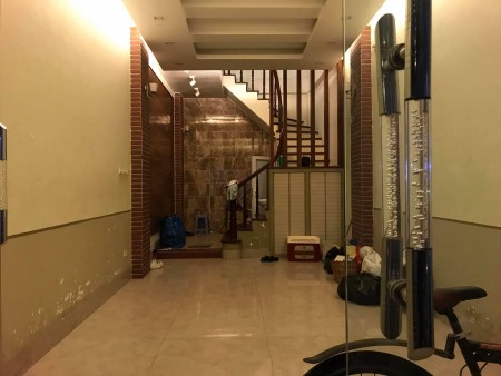 Chỉ 2.65 tỷ có ngay nhà 32m2*3 tầng, phố Đại La, trung tâm phố Vọng