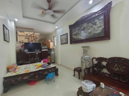 Bán nhà Lô góc mới xây ngõ phố Bồ Đề, 34m2, 5 Tầng, Nhỉnh 3 Tỷ.